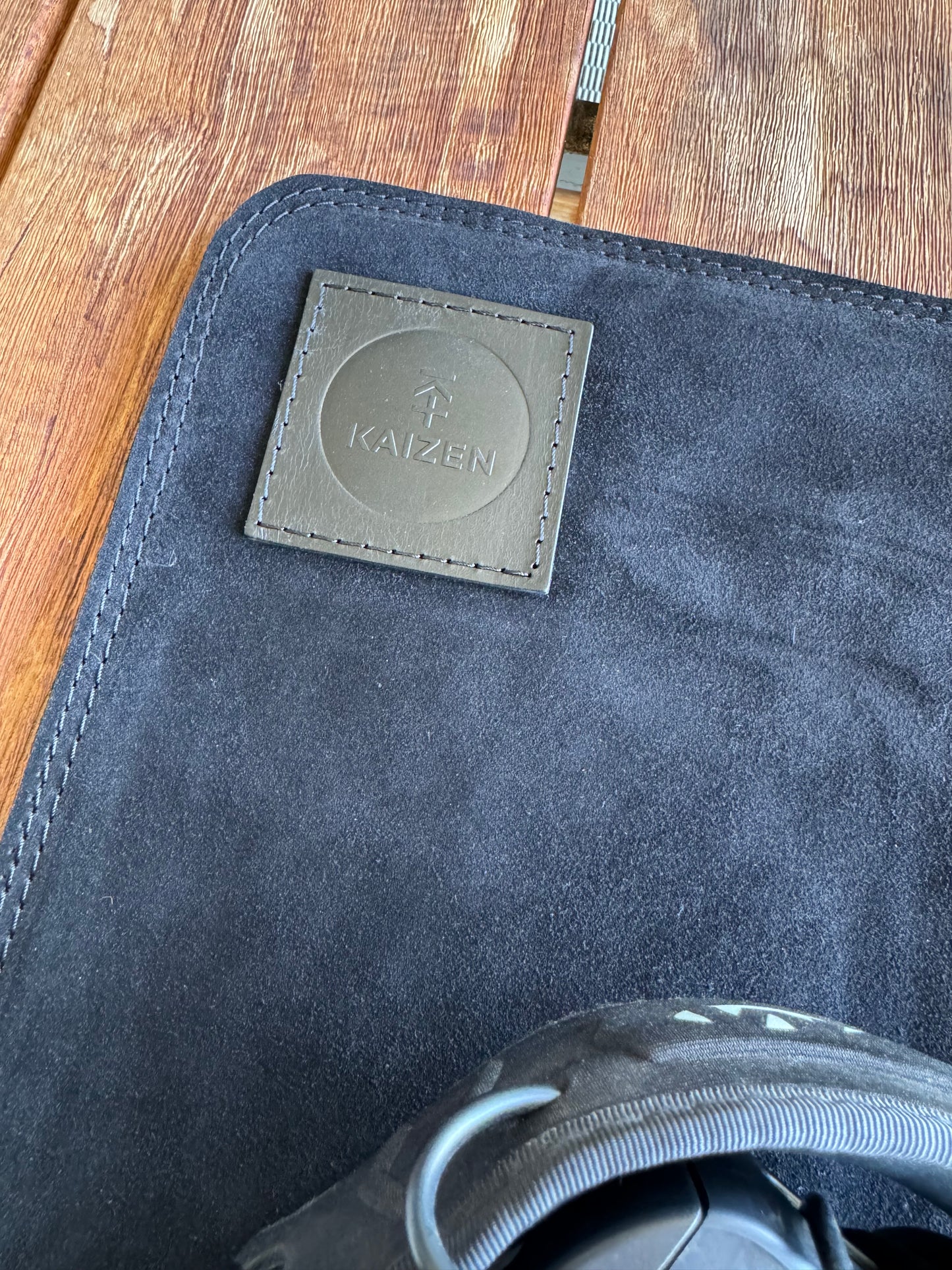 KAIZEN SUEDE LEATHER BENCH MAT WITH ELBOW PAD 390MM